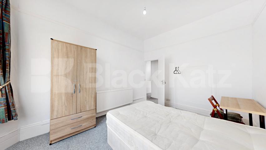 2 bedroom perfect for shares close to a Piccadilly line Sydney Road, Turnpike Lane 