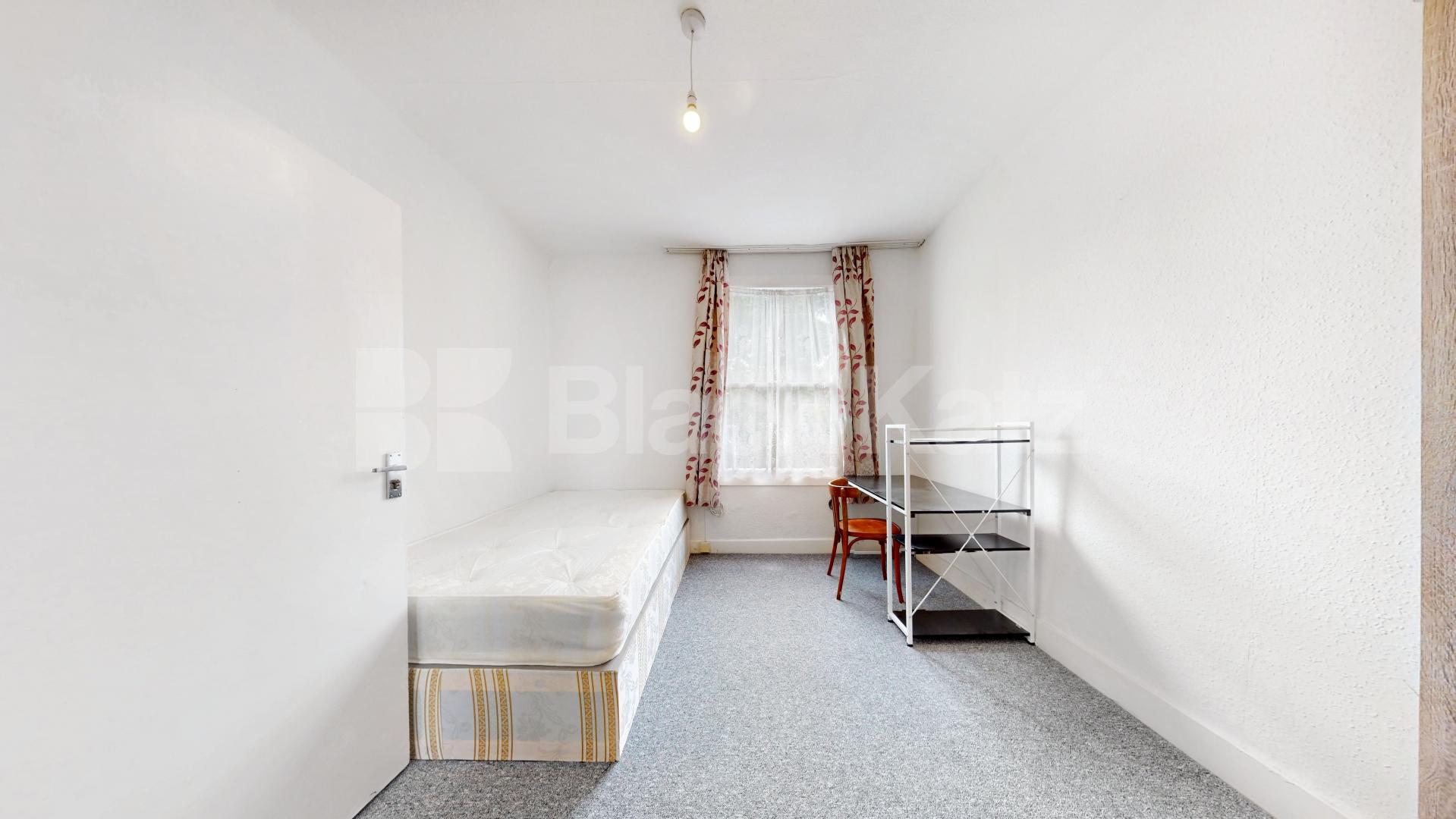 2 bedroom perfect for shares close to a Piccadilly line Sydney Road, Turnpike Lane 