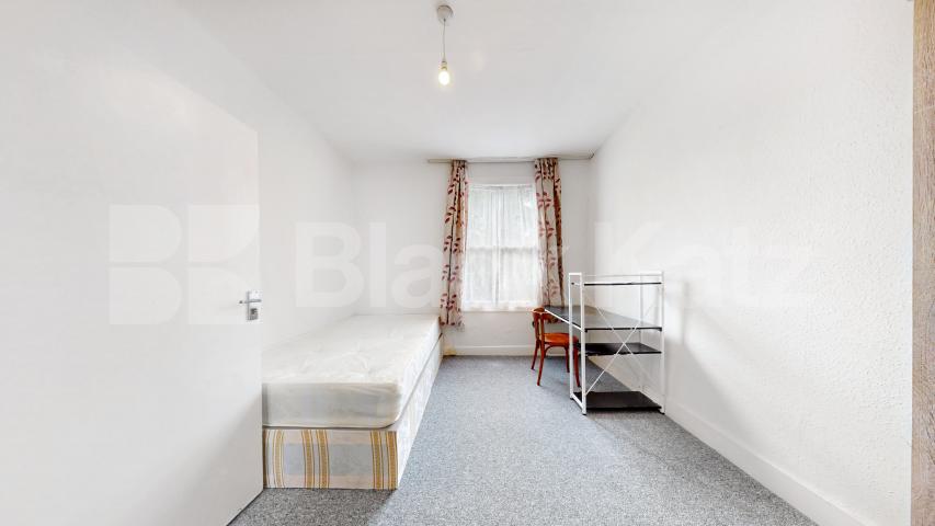 2 bedroom perfect for shares close to a Piccadilly line Sydney Road, Turnpike Lane 