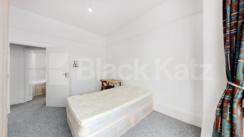 2 bedroom perfect for shares close to a Piccadilly line Sydney Road, Turnpike Lane 