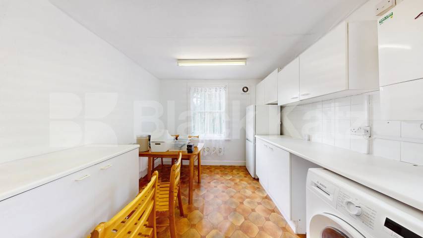 3 bedroom perfect for shares close to a Piccadilly line Sydney Road, Turnpike Lane 