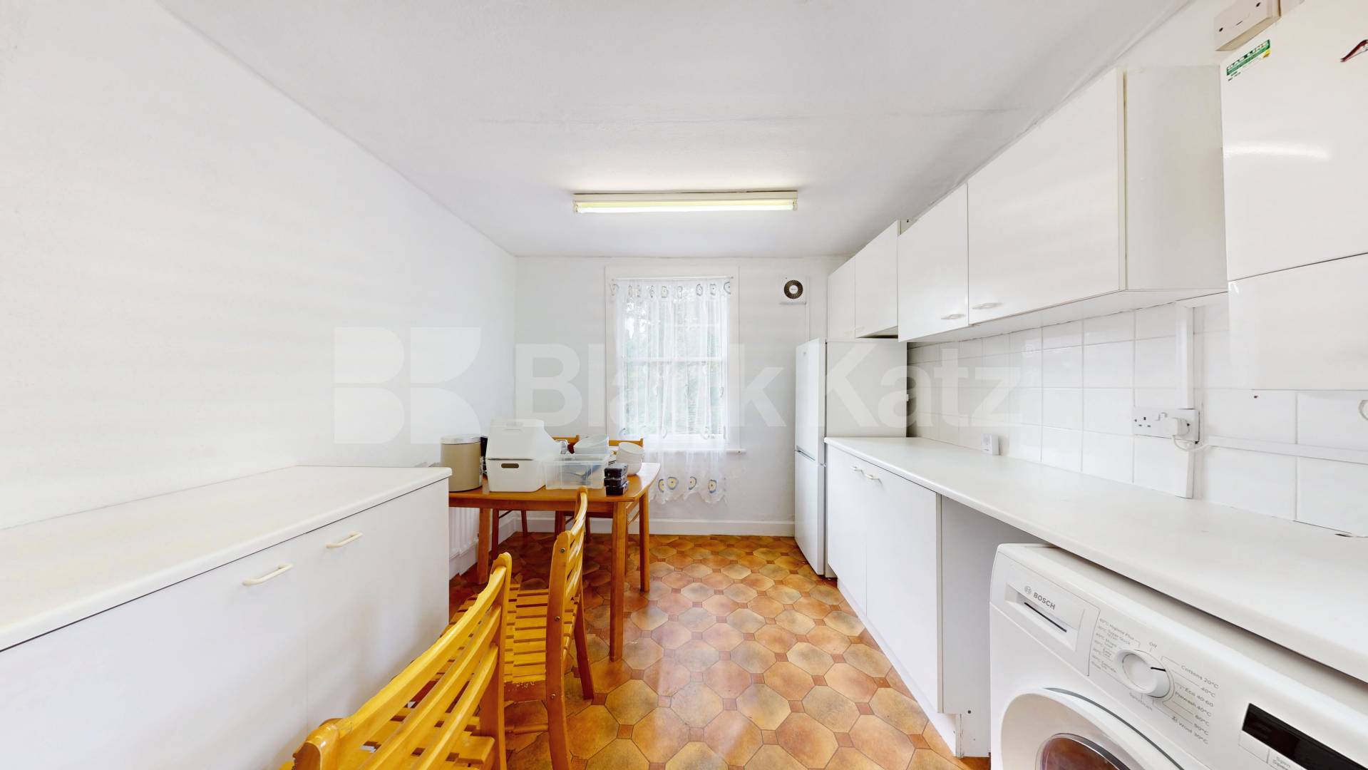 2 bedroom perfect for shares close to a Piccadilly line Sydney Road, Turnpike Lane 