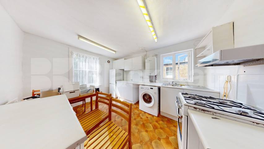 Set on the top floor of a period conversion lays this beautiful flat Sydney Road, Turnpike Lane