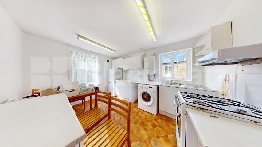 2 bedroom perfect for shares close to a Piccadilly line Sydney Road, Turnpike Lane 
