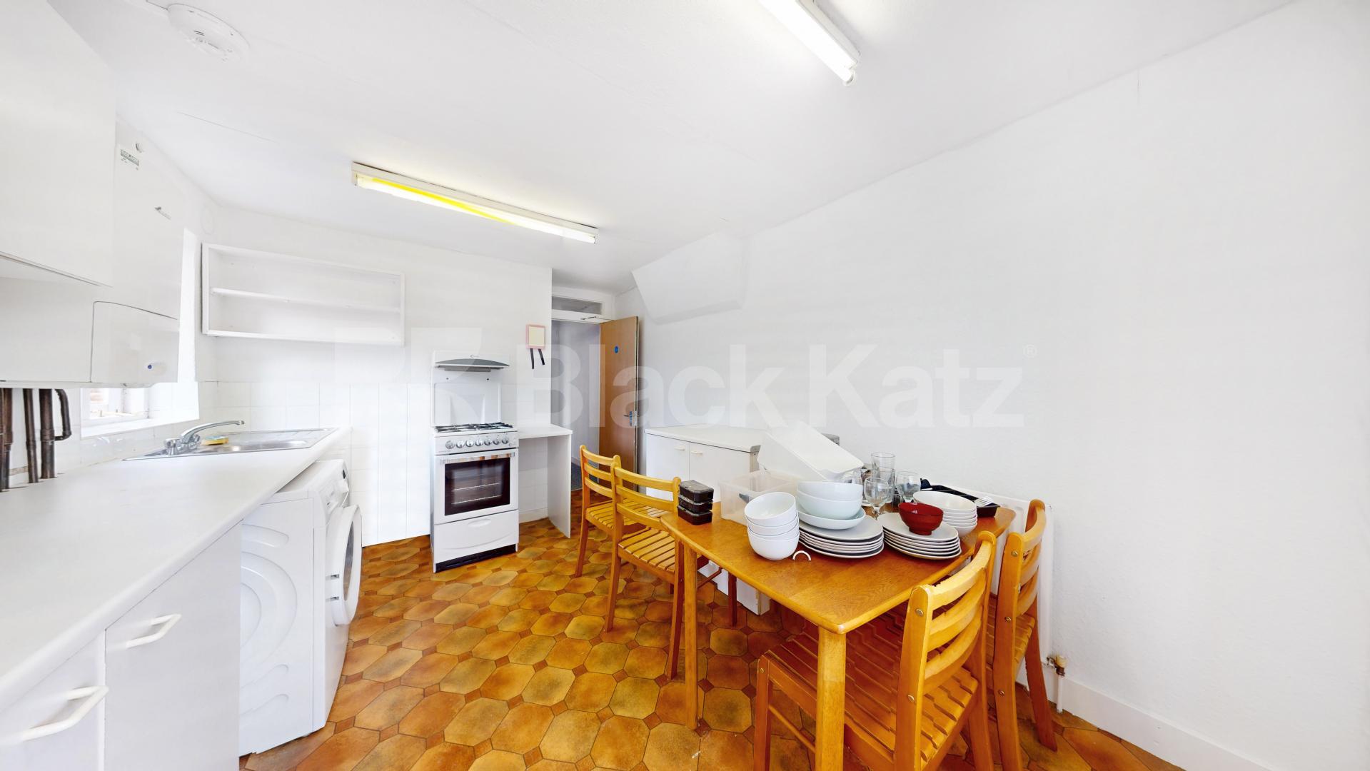 2 bedroom perfect for shares close to a Piccadilly line Sydney Road, Turnpike Lane 