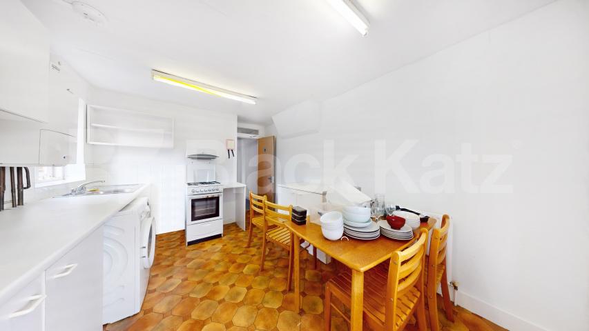 2 bedroom perfect for shares close to a Piccadilly line Sydney Road, Turnpike Lane 