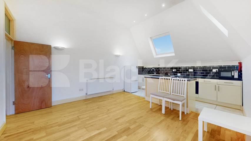 Modern & Spacious 1 bedroom property with communal terrace Myddleton Road, Bounds Green