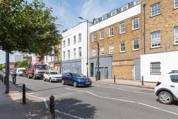 One bedroom flat set within this lovely period building just off Essex Road Balls Pond Road, Islington