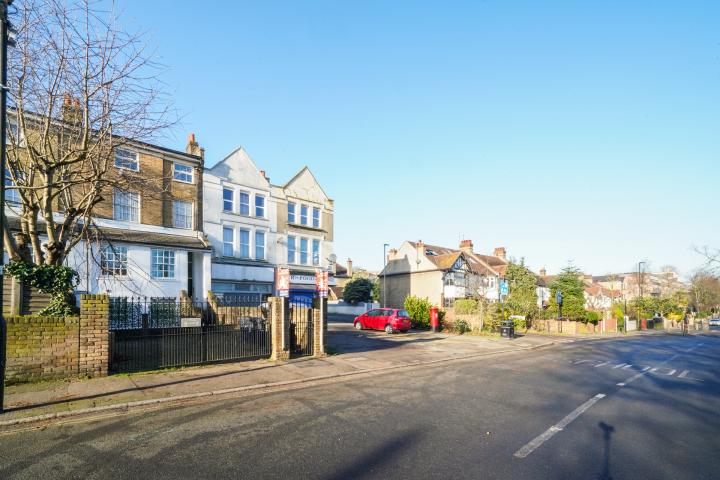 Top floor one bedroom apartment near Brixton Upper Tulse Hill, Brixton