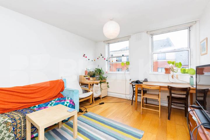 Close to an abundance of amenities on Holloway Road and Archway Station Tollington Way, Holloway