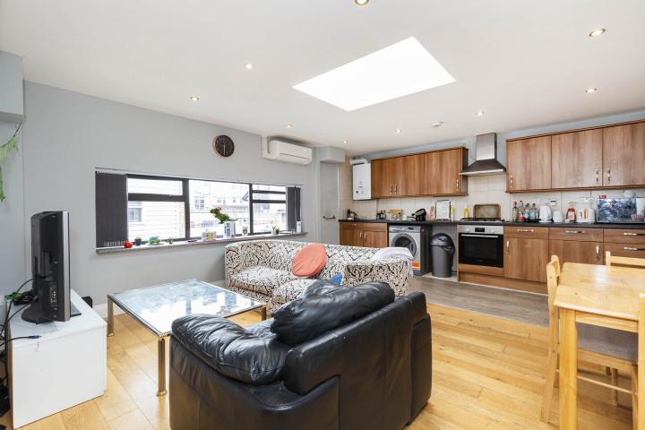 Large modern 3 bed 2 bath with balcony minutes to tube Camden Road, Caledonian Road / Holloway