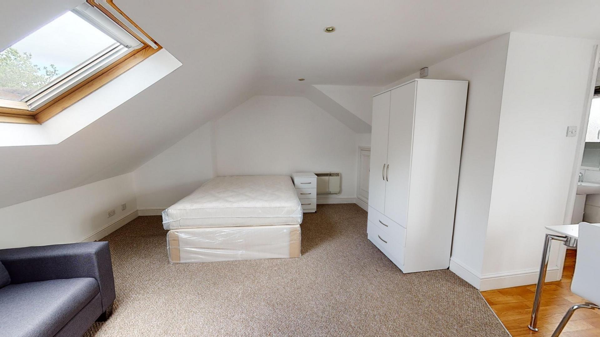 Modern and Central Apartment Milman Road, Queens Park (Water included)