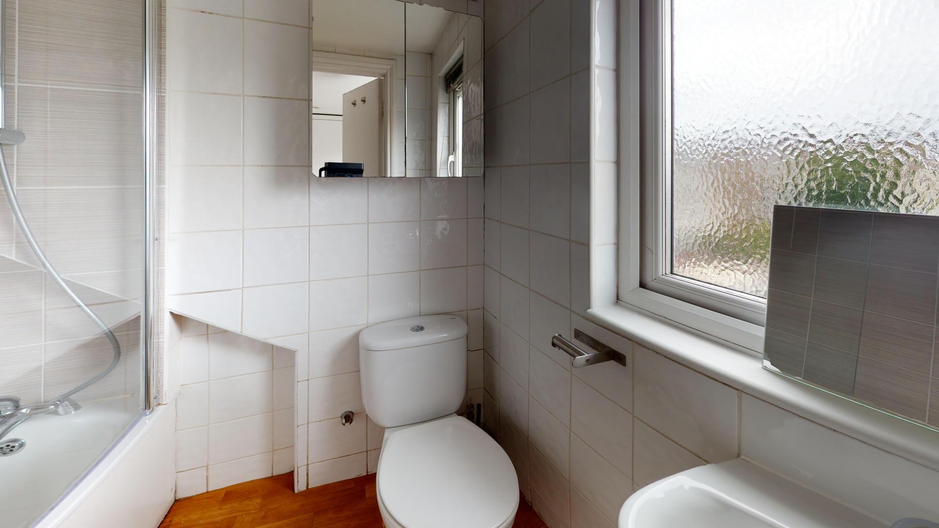 Modern and Central Apartment Milman Road, Queens Park (Water included)