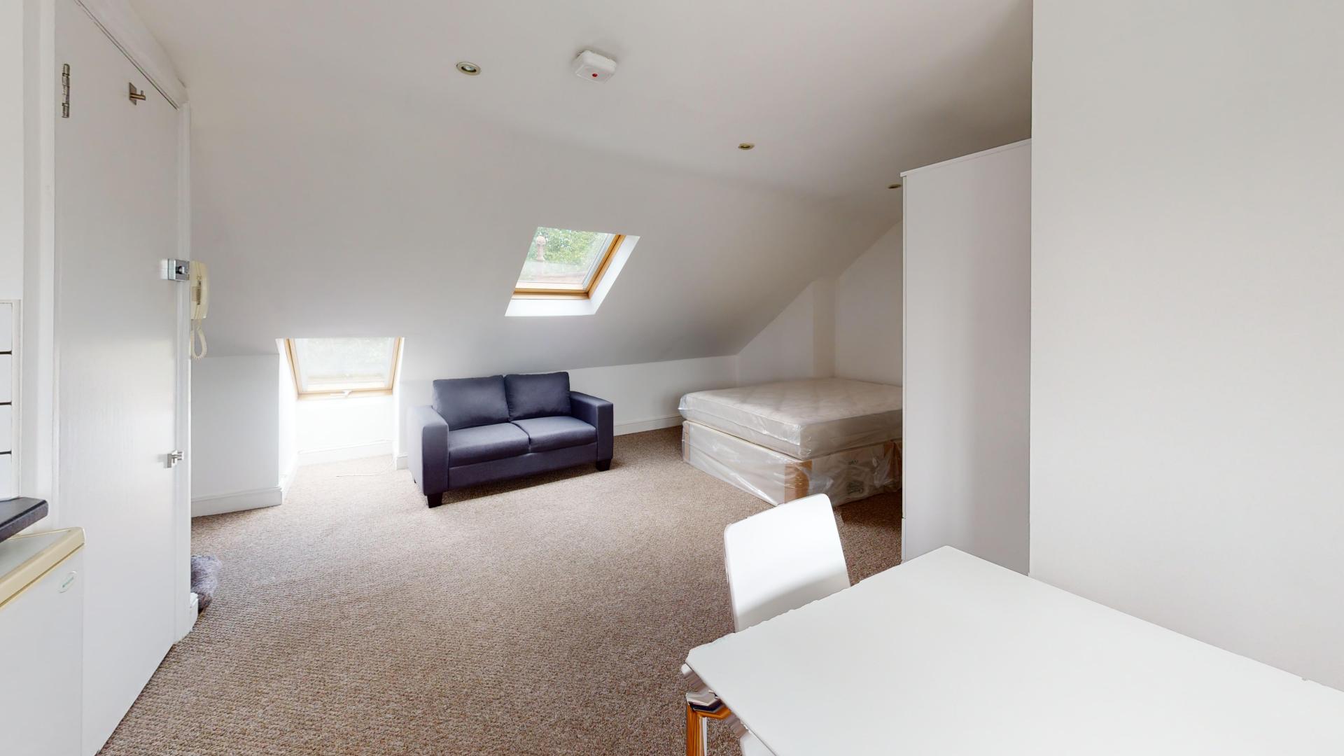 Modern and Central Apartment Milman Road, Queens Park (Water included)