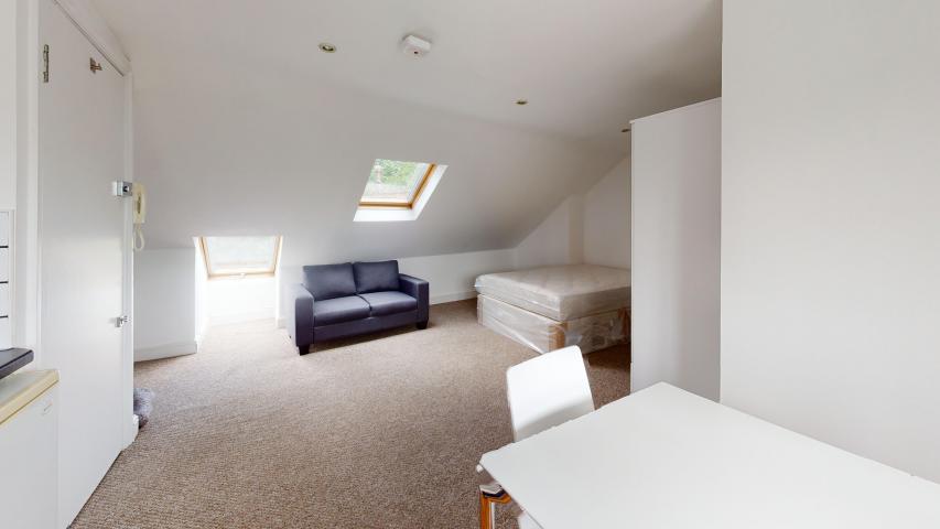 Modern and Central Apartment Milman Road, Queens Park (Water included)