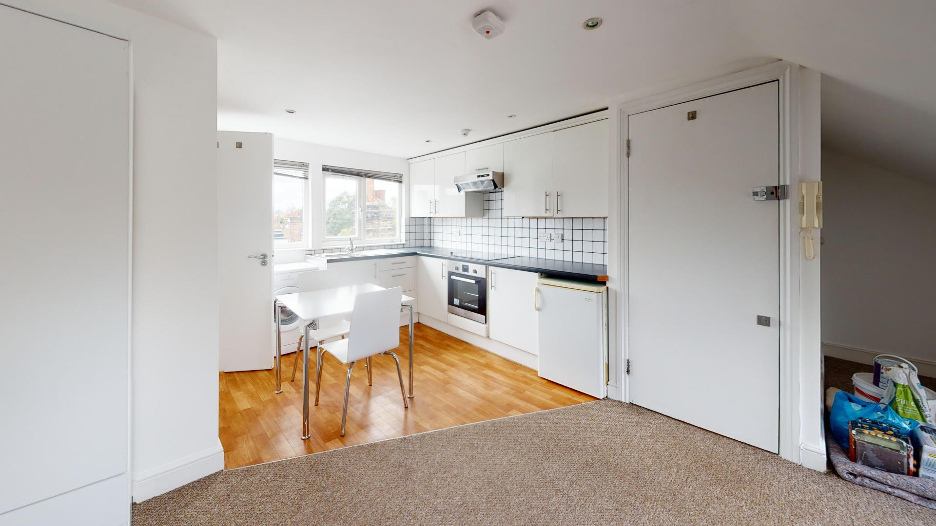 Modern and Central Apartment Milman Road, Queens Park (Water included)