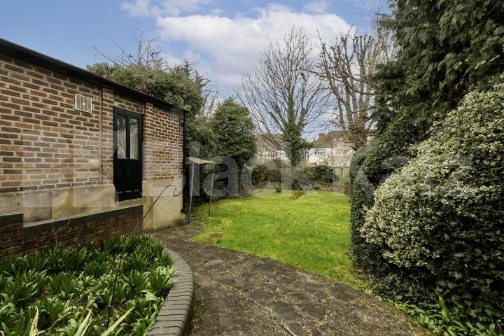 A well-presented furnished one-bedroom garden flat situated on Dartmouth Road, in the popular Kilburn area Dartmouth Road, Kilburn, NW2 (Inclusive of water),  London