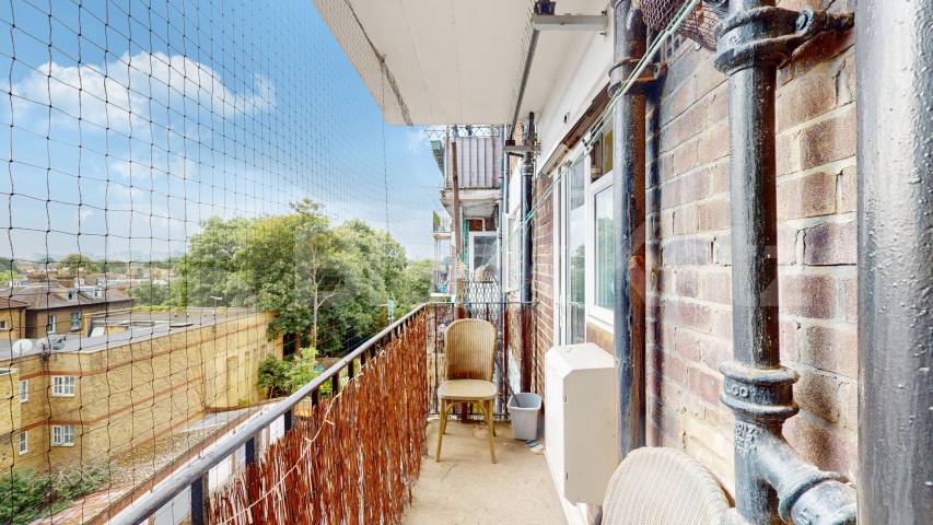 A spacious and well-presented two-bedroom furnished flat located on Uxbridge Road, W12 Hanover Court, Shepherds Bush, W12,  Hanover Court