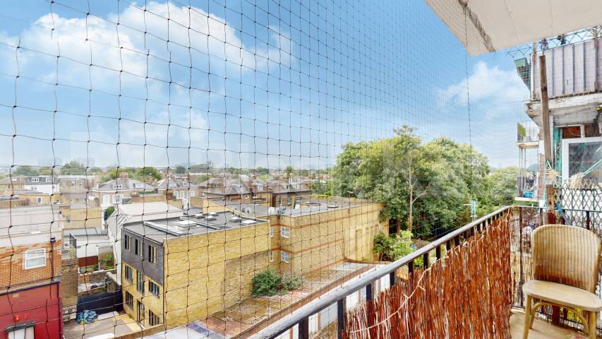 A spacious and well-presented two-bedroom furnished flat located on Uxbridge Road, W12 Hanover Court, Shepherds Bush, W12,  Hanover Court