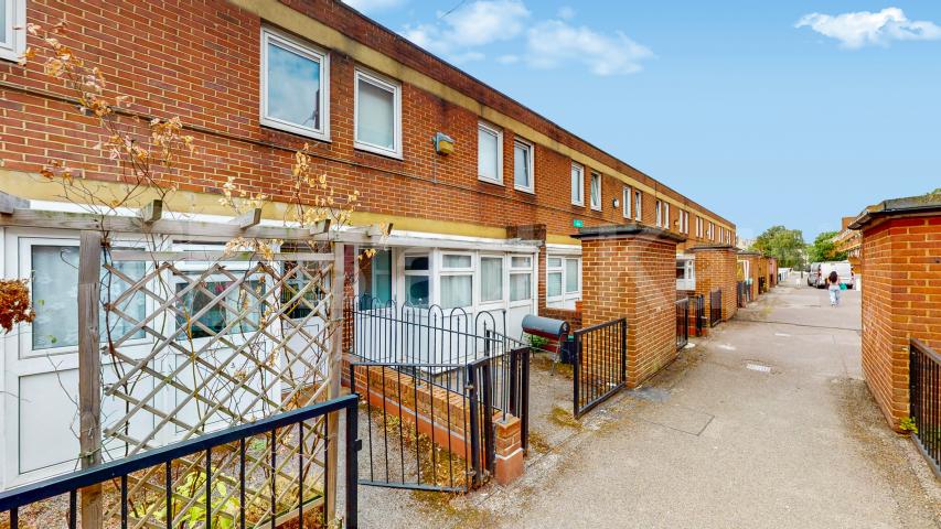 This spacious and stylish three-bedroom apartment is perfectly situated in the heart of West Hampstead, one of London’s most sought-after residential neighbourhoods Netherwood Street, West Hampstead, NW6 (Inclusive of gas),  Webheath Netherwood Street