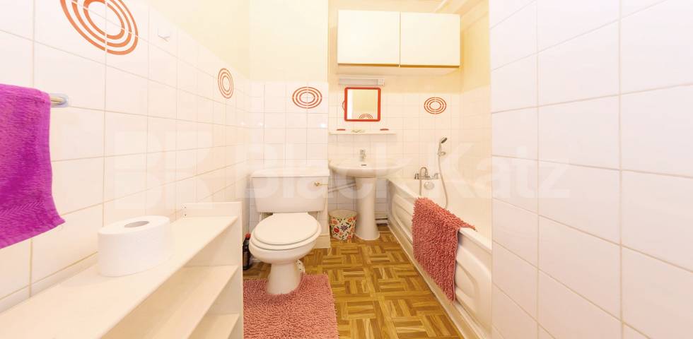 A well presented studio flat on the 2nd floor of a period house conversion on a quiet treelined street in Willesden Green (Jubilee Line) Grosvenor Gardens, London, NW2,  London