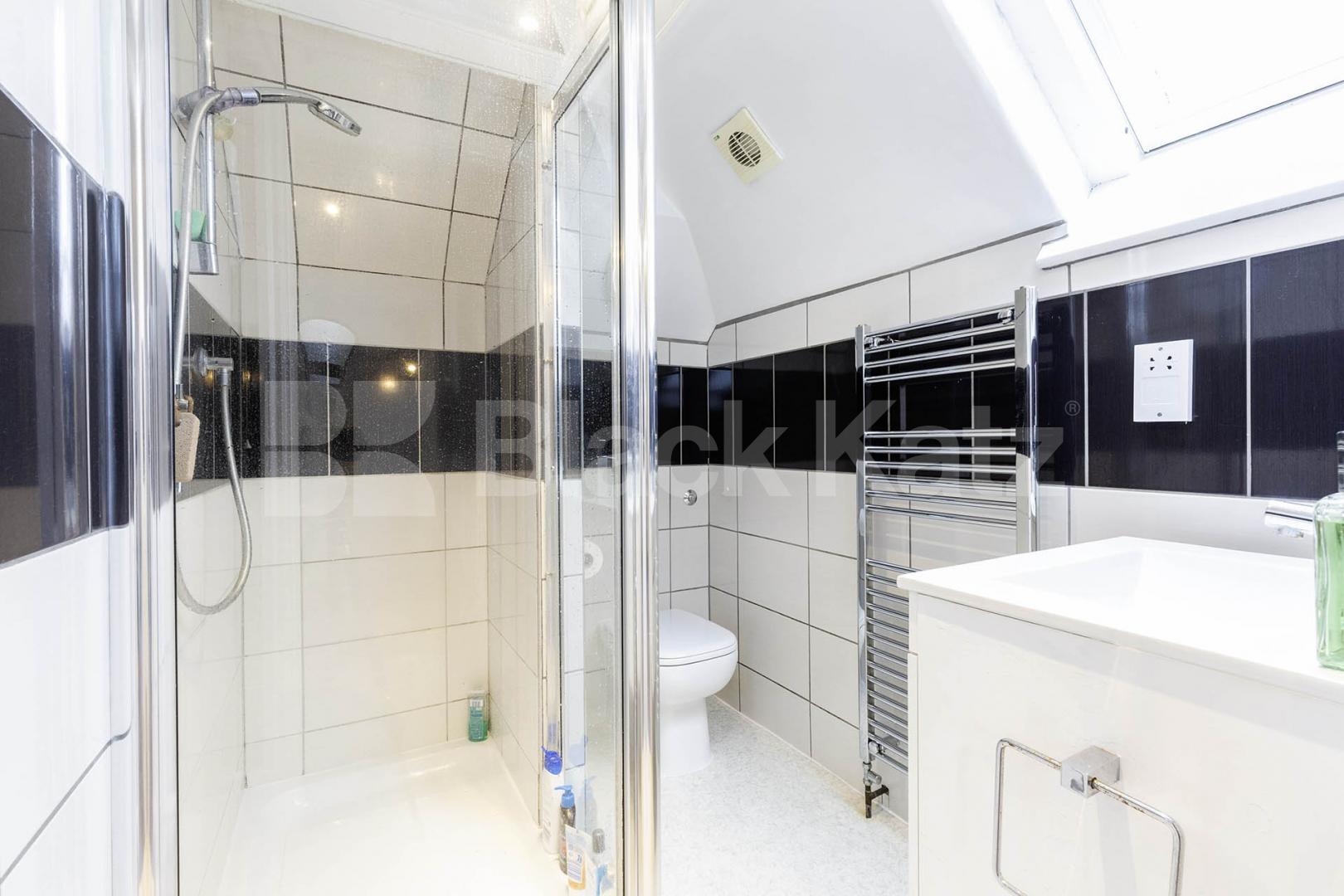 A well-presented and good-sized studio apartment located on Dartmouth Road, NW2 Dartmouth Road, Kilburn, NW2 (Inclusive of Water),  London