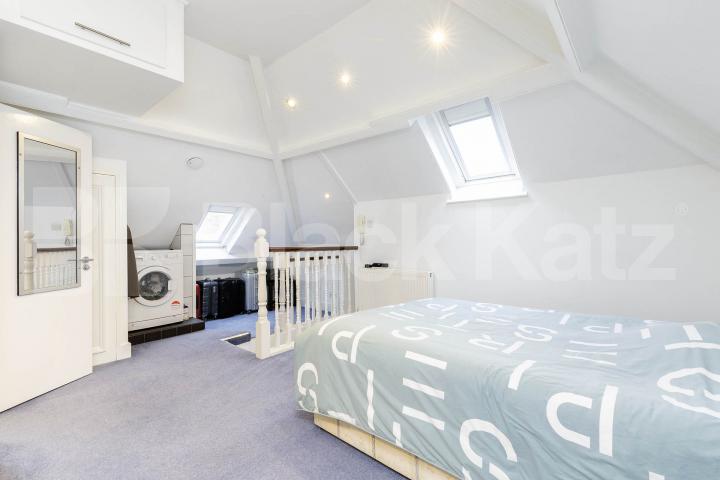 A well-presented and good-sized studio apartment located on Dartmouth Road, NW2 Dartmouth Road, Kilburn, NW2 (Inclusive of Water),  London