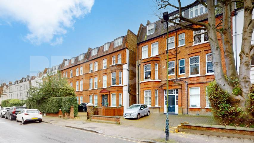 A well-presented and generously sized one-bedroom apartment located on the sought-after Greencroft Gardens, NW6.The property offers a bright and spacious reception room, a good-sized double bedroom, and a separate fully fitted kitchen with ample stor Greencroft Gardens, London, NW6,  London