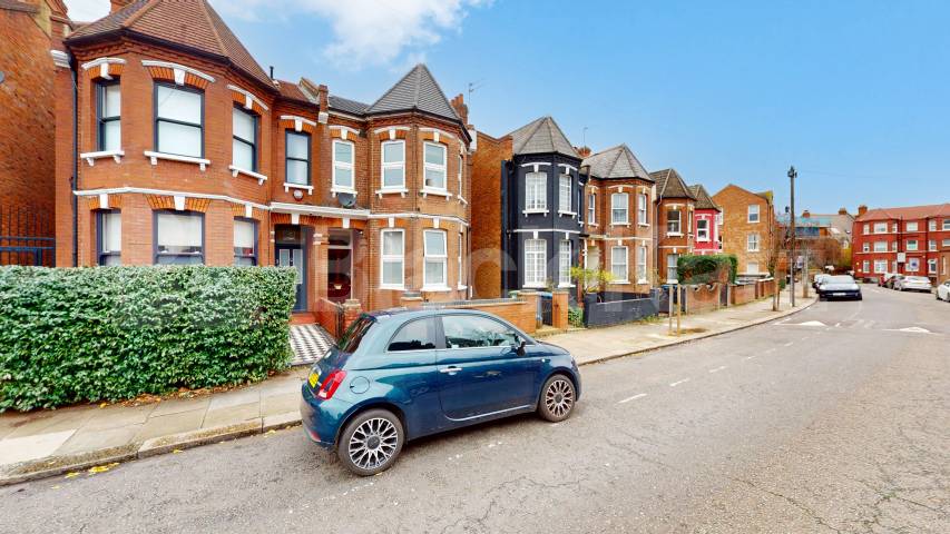 			3 Bedroom, 3 bath, 1 reception 			 Acland Road,  London  NW2