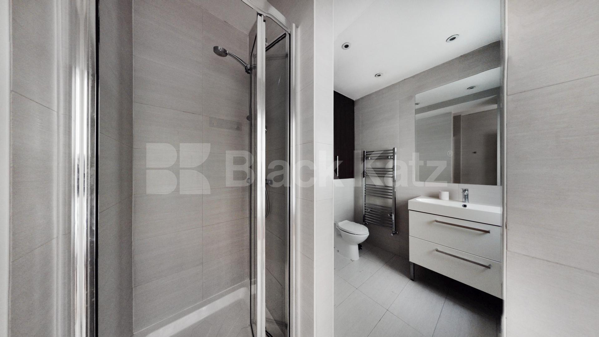 Stunning Three Double Bedroom, Two Bathroom Apartment in Heart of Shoreditch Great Eastern Street , Old Street - Shoreditch