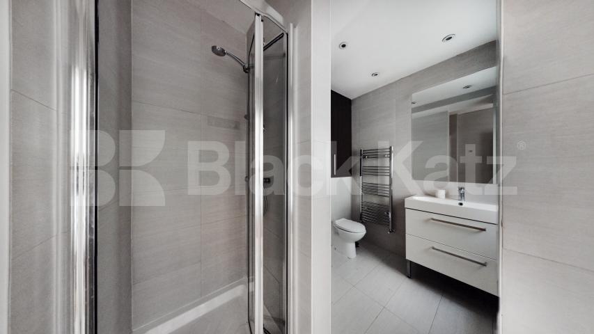 Stunning Three Double Bedroom, Two Bathroom Apartment in Heart of Shoreditch Great Eastern Street , Old Street - Shoreditch