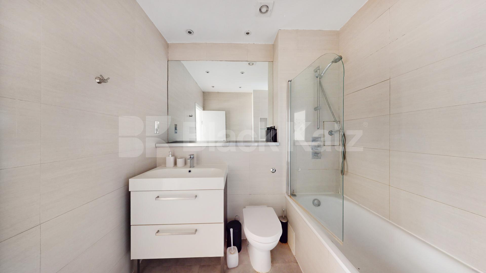 Stunning Three Double Bedroom, Two Bathroom Apartment in Heart of Shoreditch Great Eastern Street , Old Street - Shoreditch