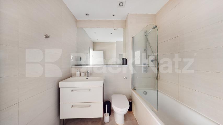 Stunning Three Double Bedroom, Two Bathroom Apartment in Heart of Shoreditch Great Eastern Street , Old Street - Shoreditch