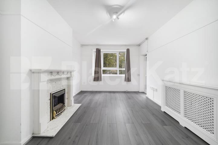Spacious three bed with good size lounge in St Johns Wood Boundary Road, St Johns Wood