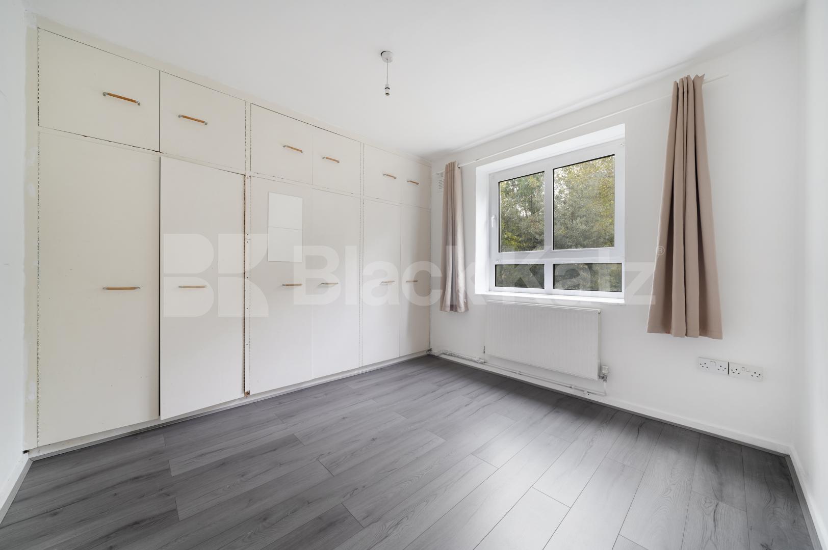 Spacious three bed with good size lounge in St Johns Wood Boundary Road, St Johns Wood