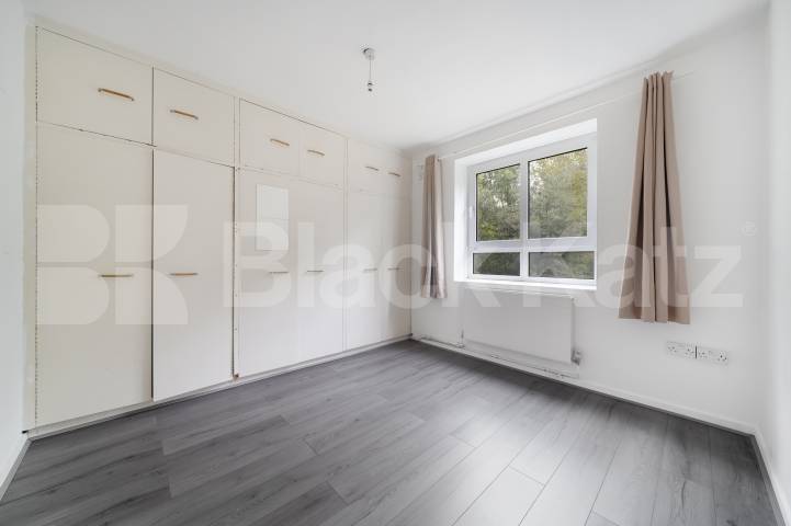 Spacious three bed with good size lounge in St Johns Wood Boundary Road, St Johns Wood
