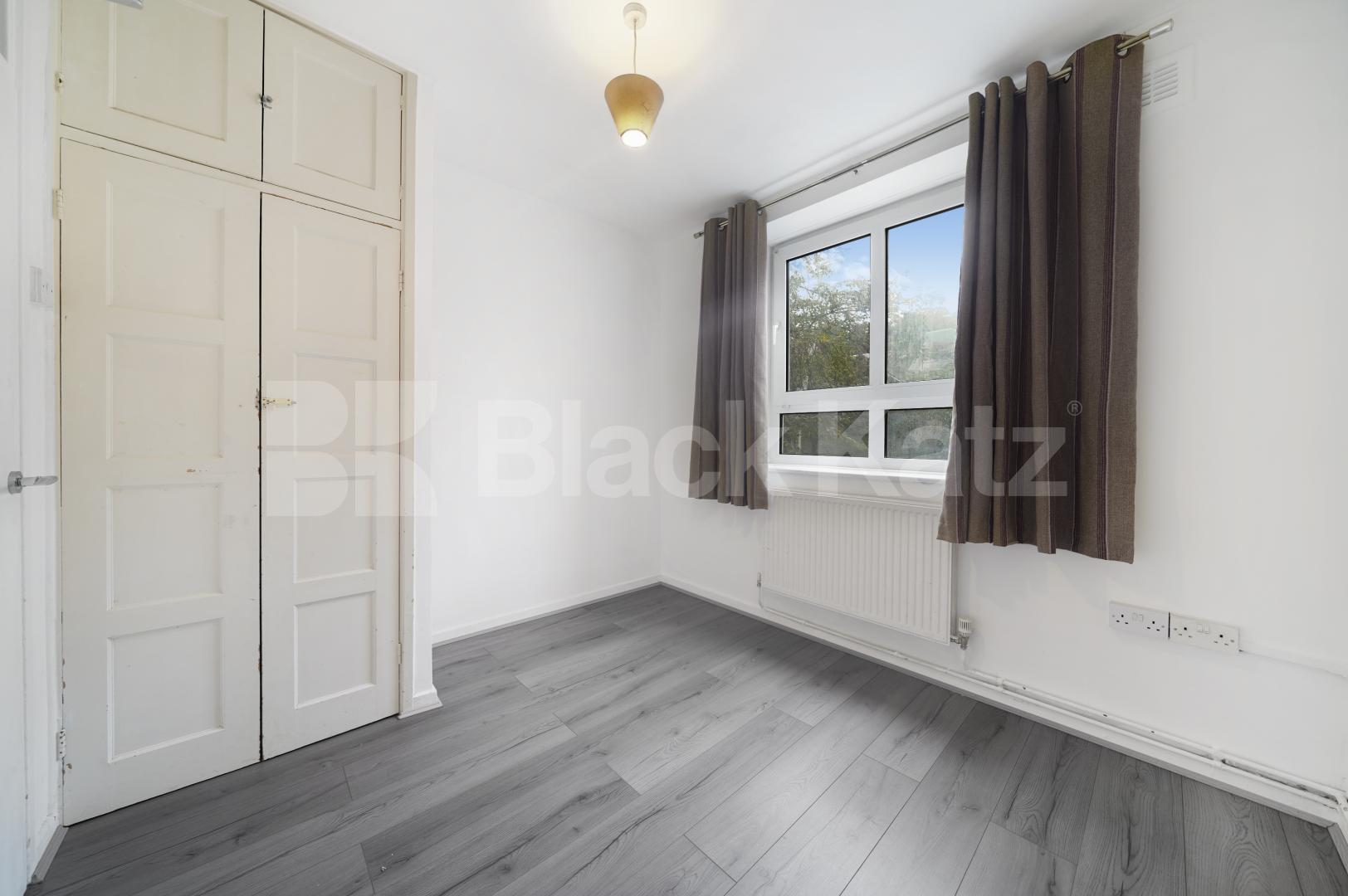Spacious three bed with good size lounge in St Johns Wood Boundary Road, St Johns Wood