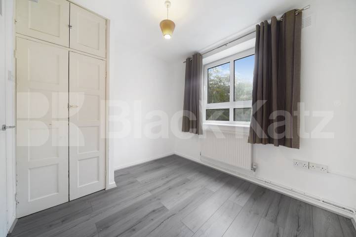 Spacious three bed with good size lounge in St Johns Wood Boundary Road, St Johns Wood