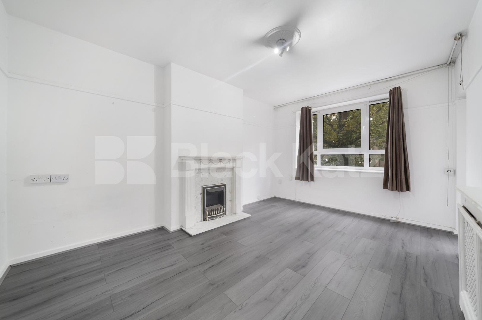 Spacious three bed with good size lounge in St Johns Wood Boundary Road, St Johns Wood