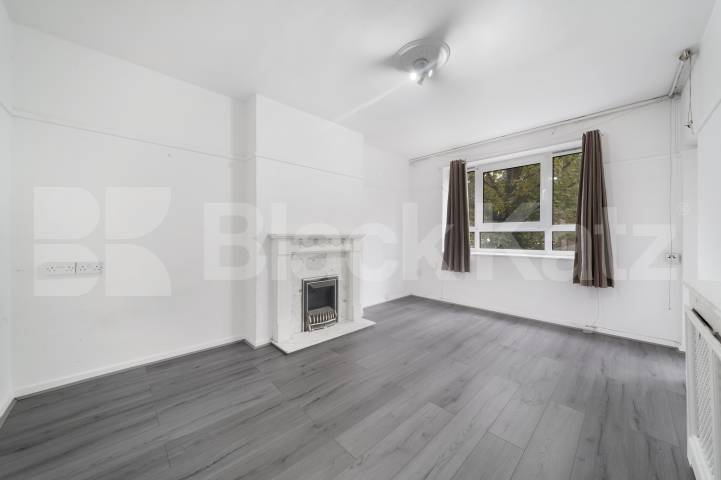 Spacious three bed with good size lounge in St Johns Wood Boundary Road, St Johns Wood
