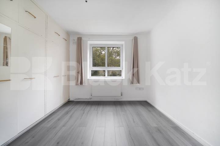 Spacious three bed with good size lounge in St Johns Wood Boundary Road, St Johns Wood
