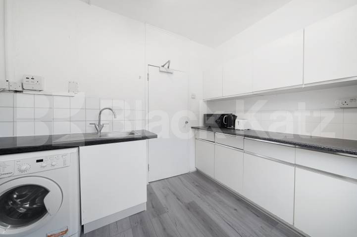 Spacious three bed with good size lounge in St Johns Wood Boundary Road, St Johns Wood