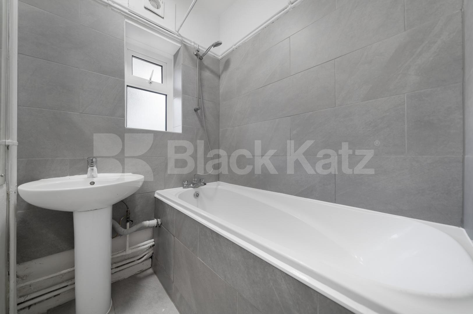 Spacious three bed with good size lounge in St Johns Wood Boundary Road, St Johns Wood