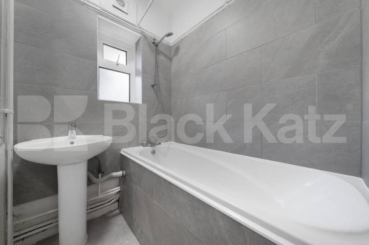 Spacious three bed with good size lounge in St Johns Wood Boundary Road, St Johns Wood