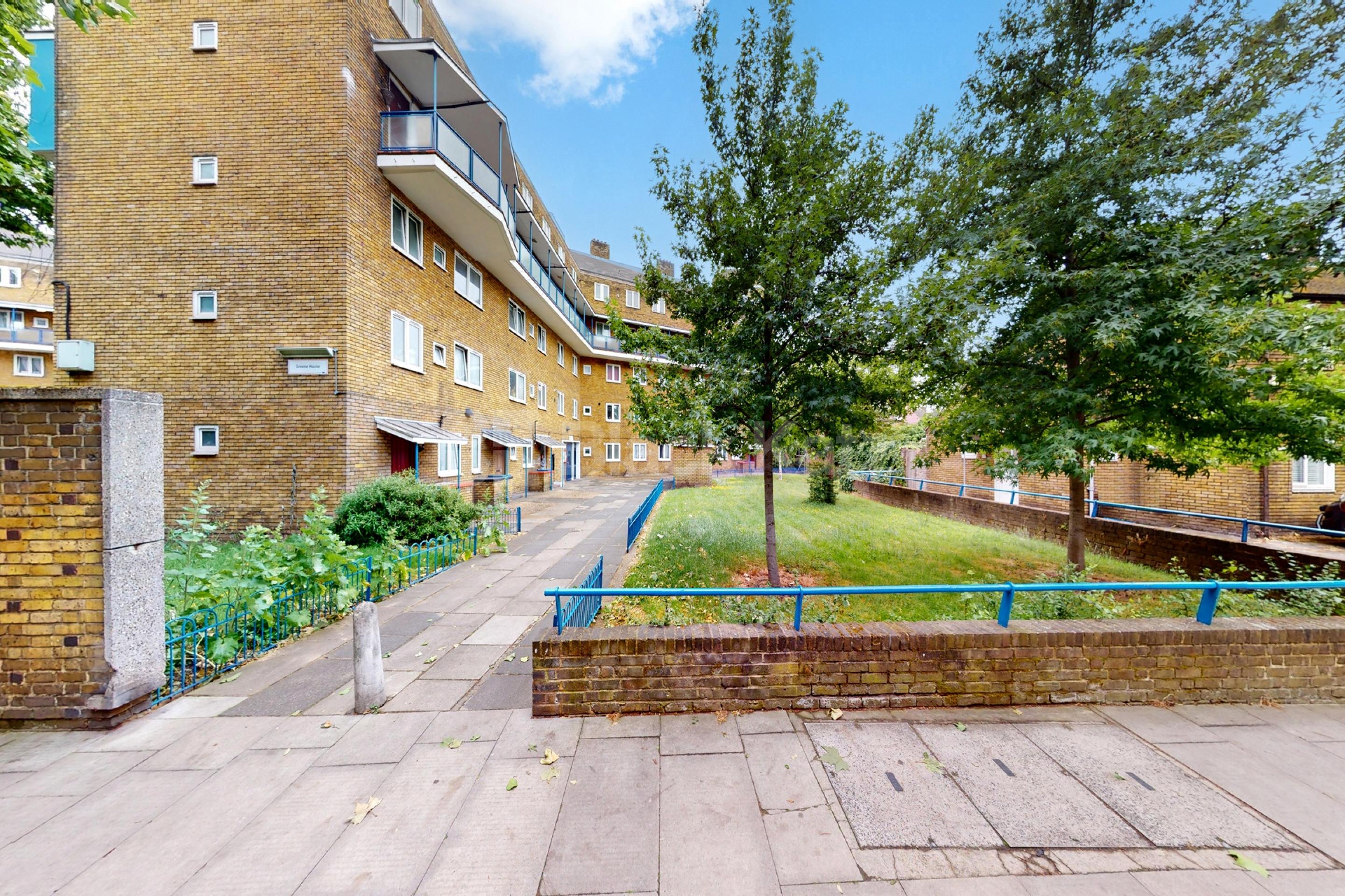 Generous ground apartment superbly located opposite Kings University   Burbage Close, London Bridge / Borough SE1