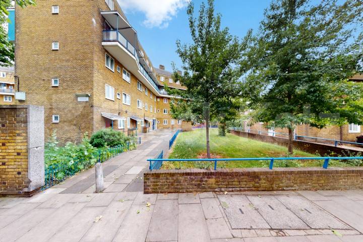 Generous ground apartment superbly located opposite Kings University   Burbage Close, London Bridge / Borough