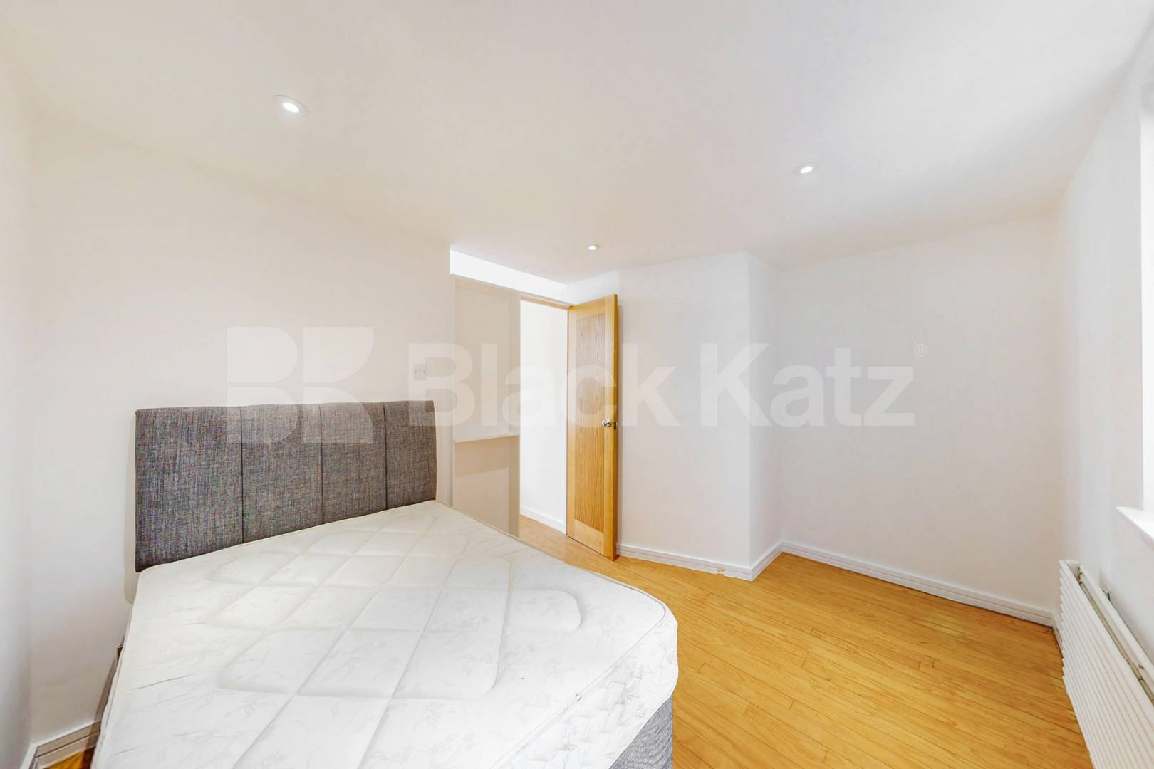 Superbly located & offering 528 Sq. Ft. of living & entertaining space  Newington Causeway, Borough