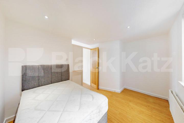 Superbly located & offering 528 Sq. Ft. of living & entertaining space  Newington Causeway, Borough