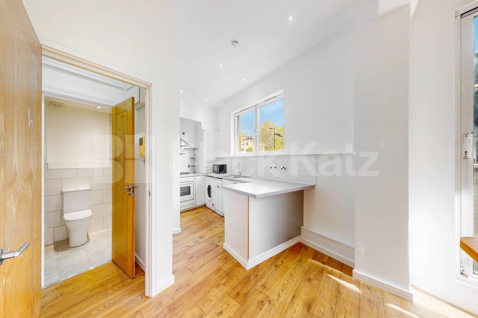 Superbly located & offering 528 Sq. Ft. of living & entertaining space  Newington Causeway, Borough
