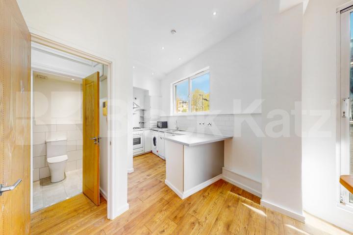 Superbly located & offering 528 Sq. Ft. of living & entertaining space  Newington Causeway, Borough